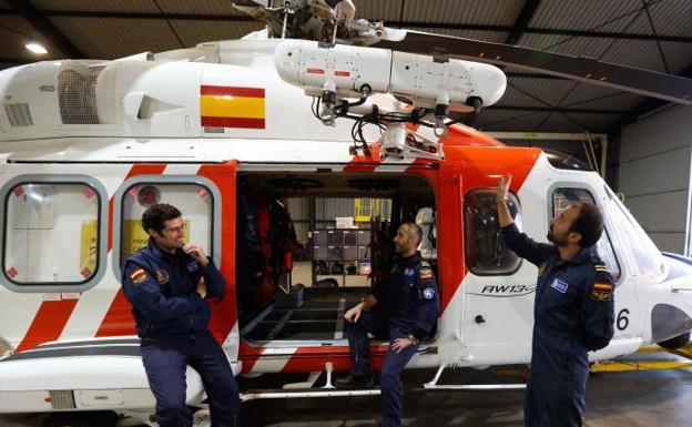 Tripulación que participó en el rescate de los tripulantes de un barco en Avilés.