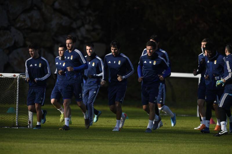 Los jugadores del Real Oviedo han preparado este miércoles el partido que disputarán el próximo domingo contra el Cádiz en el Carlos Tartiere. 