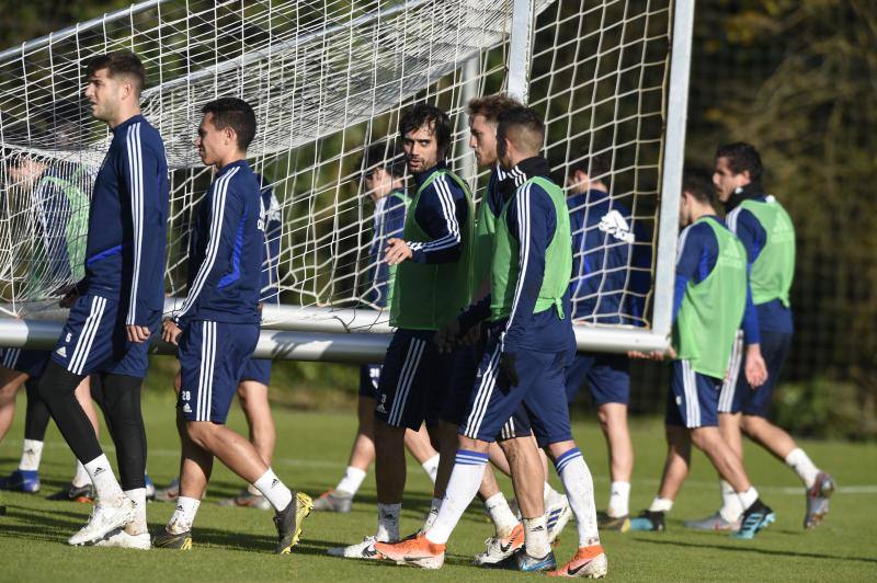 Los jugadores del Real Oviedo han preparado este miércoles el partido que disputarán el próximo domingo contra el Cádiz en el Carlos Tartiere. 