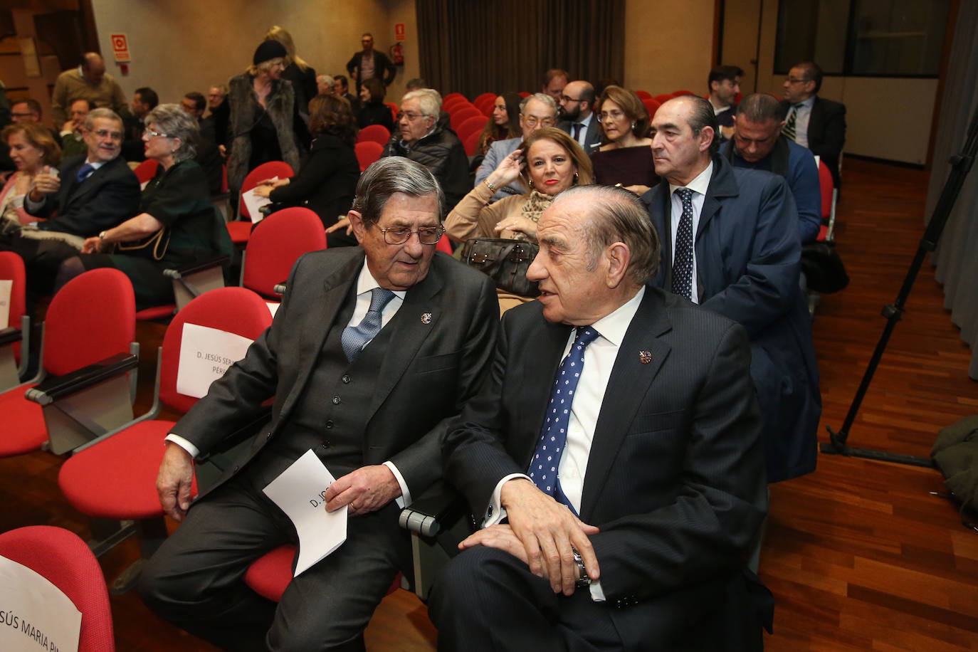 La Cámara de Comercio de Oviedo entregó este miércoles la Medalla de Oro a la Fundación Ópera de Oviedo. 