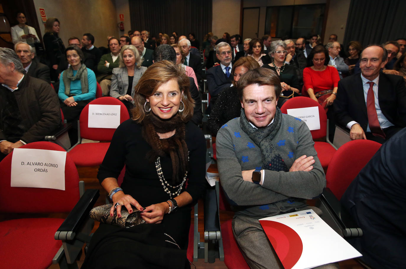 La Cámara de Comercio de Oviedo entregó este miércoles la Medalla de Oro a la Fundación Ópera de Oviedo. 