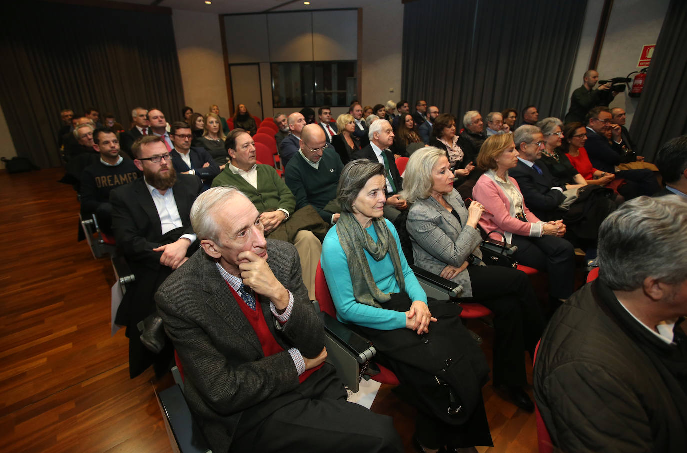 La Cámara de Comercio de Oviedo entregó este miércoles la Medalla de Oro a la Fundación Ópera de Oviedo. 