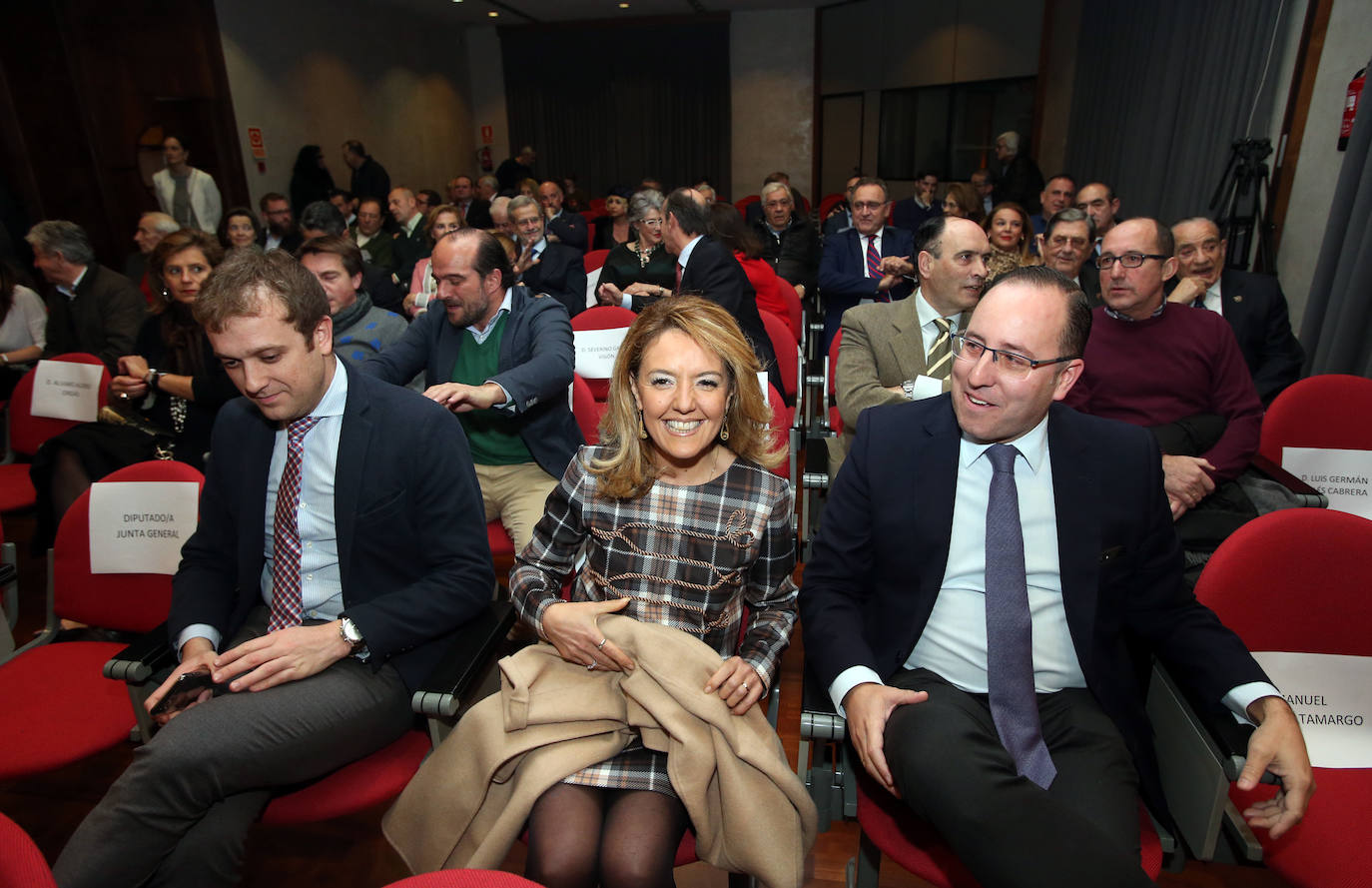 La Cámara de Comercio de Oviedo entregó este miércoles la Medalla de Oro a la Fundación Ópera de Oviedo. 