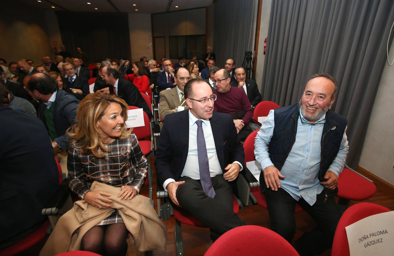 La Cámara de Comercio de Oviedo entregó este miércoles la Medalla de Oro a la Fundación Ópera de Oviedo. 