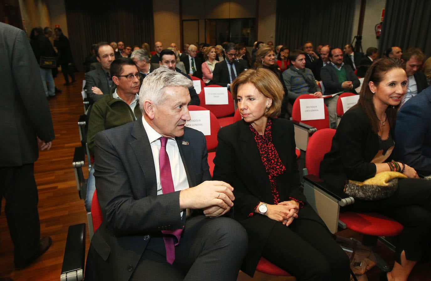 La Cámara de Comercio de Oviedo entregó este miércoles la Medalla de Oro a la Fundación Ópera de Oviedo. 