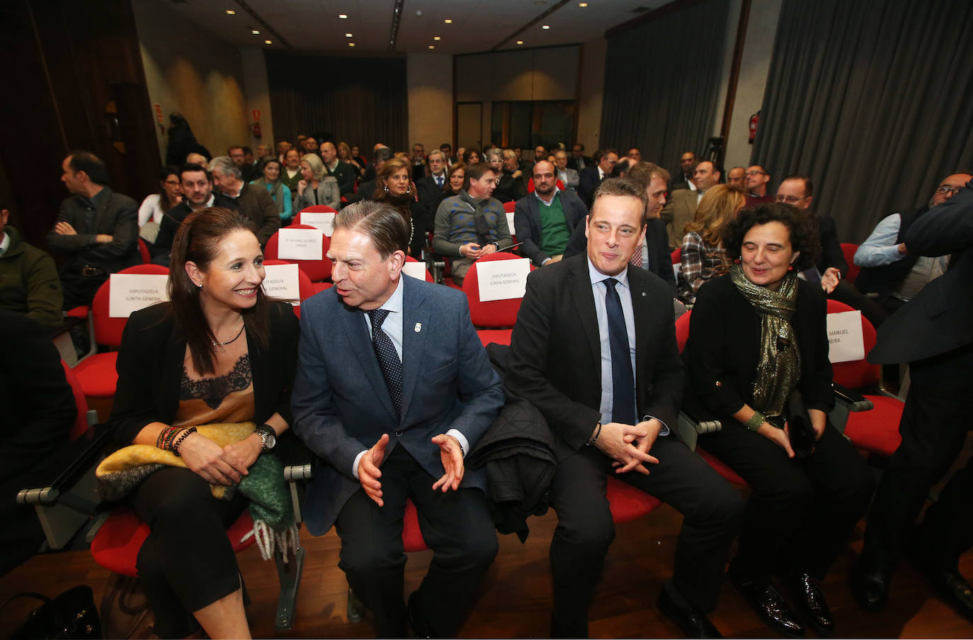 La Cámara de Comercio de Oviedo entregó este miércoles la Medalla de Oro a la Fundación Ópera de Oviedo. 