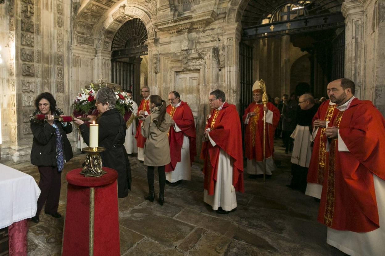 El arzobispo presidió la celebración en la Catedral y los restos de Santa Eulalia fueron portados por cuatro mujeres. 