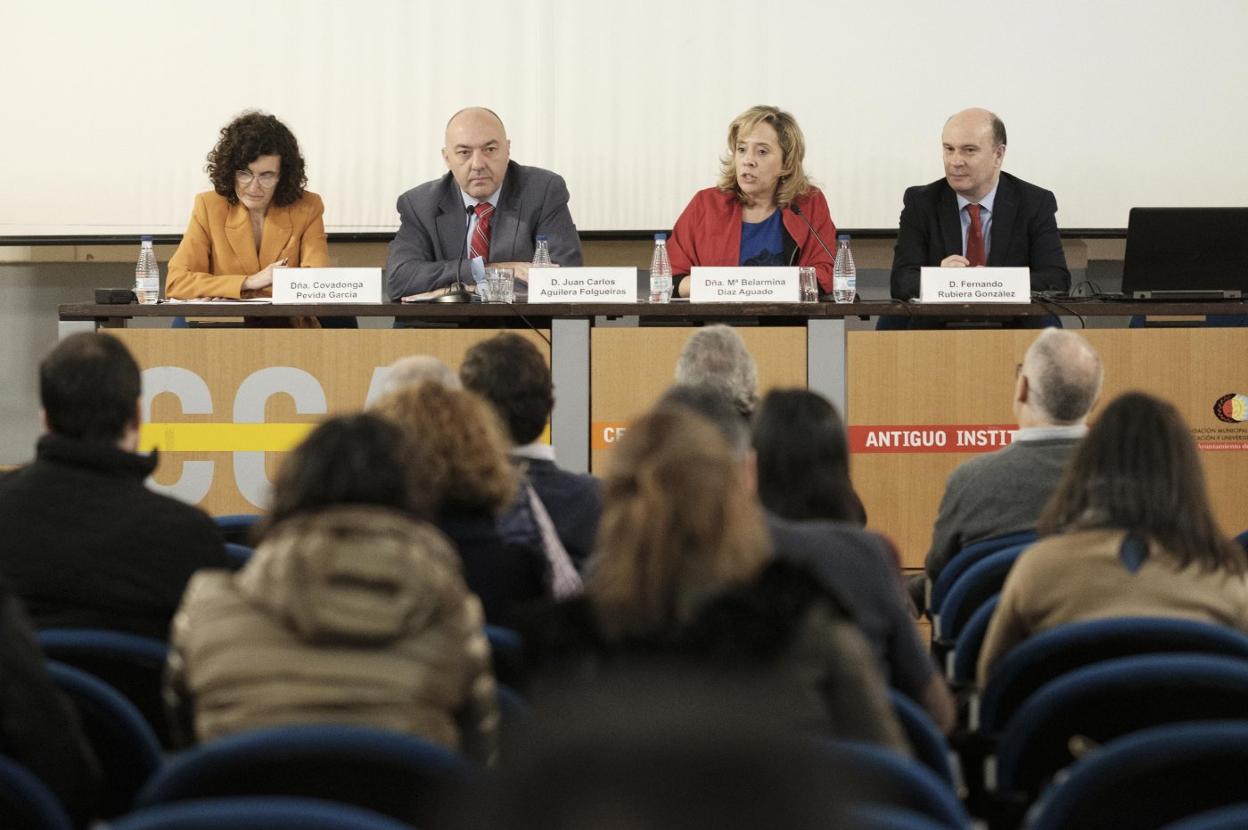 Covadonga Pevida (CSIC), Juan Carlos Aguilera (FAEN), Belarmina Díaz, directora general de Energía del Principado, y Fernando Rubiera (INCAR), durante la jornada de PTECO2 en Gijón. 