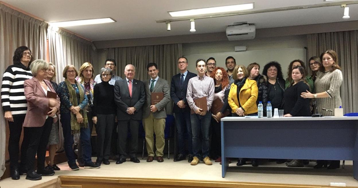 En el centro, Pablo Fernández Muñiz junto a Esteban Gómez, en la toma de posesión de la junta directiva del Colegio de Enfermería. 