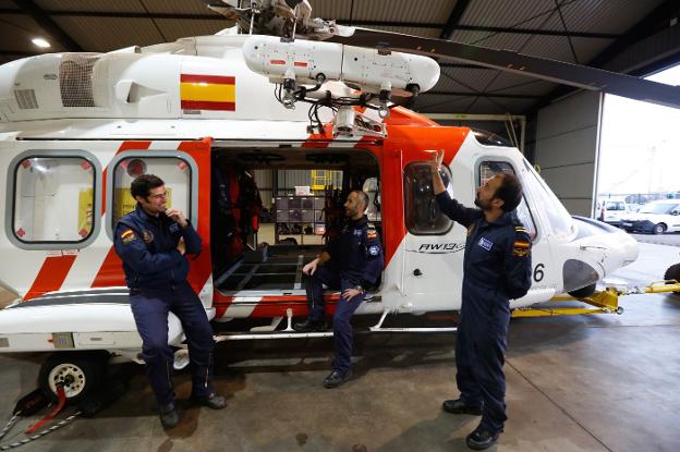 El copiloto Carlos Cuenca, el comandante Jorge Fernández y el rescatador Antonio Piñeiro, ayer, en el helicóptero AW139 'Helimer Cantábrico'. 