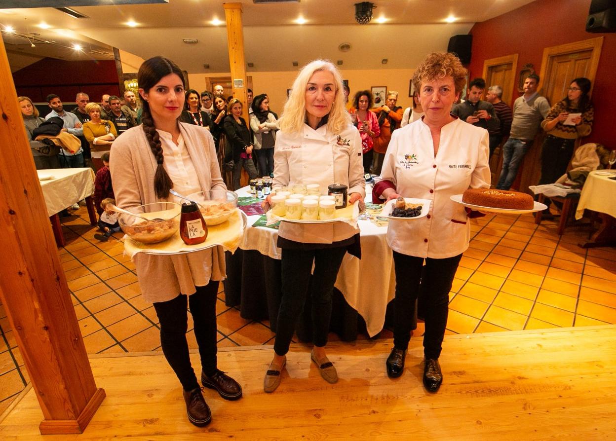 Teresa Camacho, Sara López y Maite Fernández, con sus postres. 