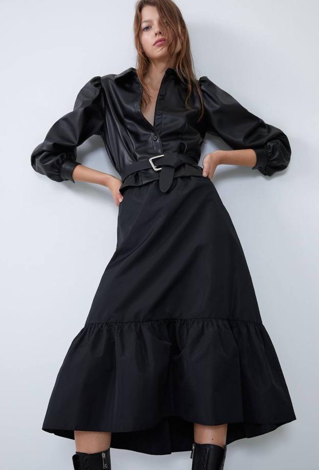 Falda midi con volante y cintura elástica en color negro, 22,95 euros.