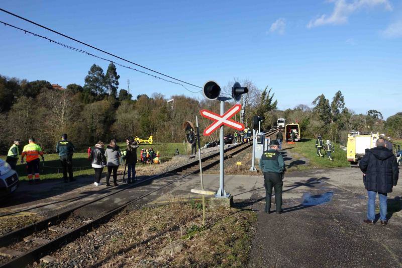 Un hombre y una mujer han resultado heridos de gravedad al ser arrollado el turismo en el que viajaban por un tren de pasajeros en Belmonte de Pría, en el concejo de Lllanes. 