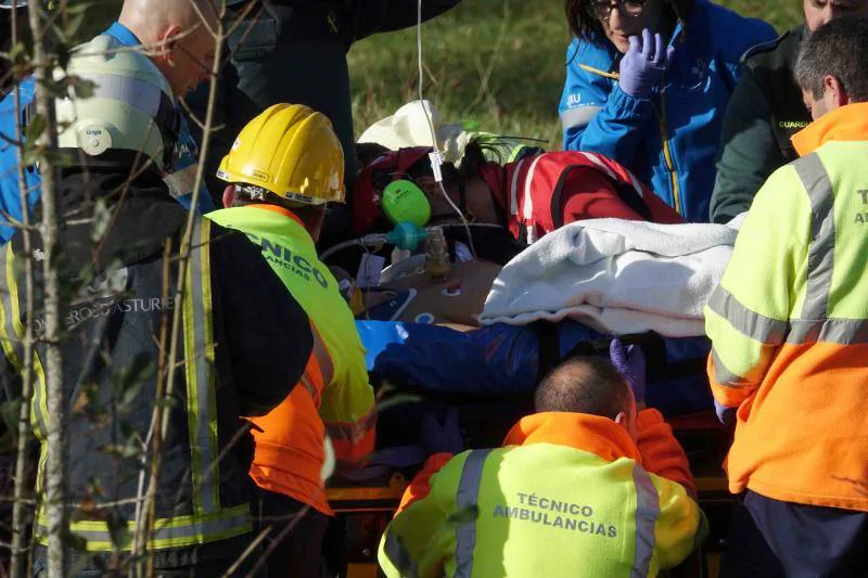 Un hombre y una mujer han resultado heridos de gravedad al ser arrollado el turismo en el que viajaban por un tren de pasajeros en Belmonte de Pría, en el concejo de Lllanes. 