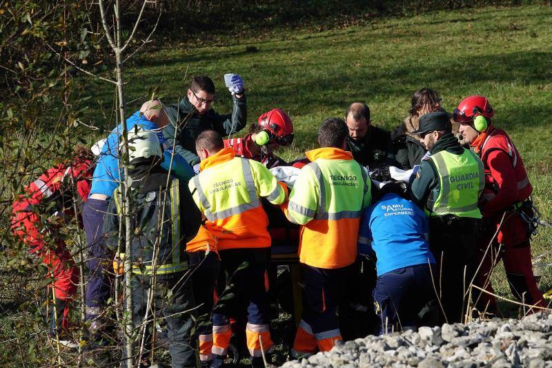 Un hombre y una mujer han resultado heridos de gravedad al ser arrollado el turismo en el que viajaban por un tren de pasajeros en Belmonte de Pría, en el concejo de Lllanes. 