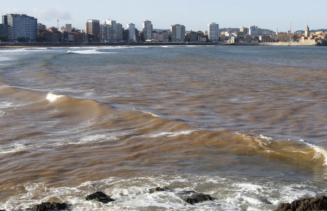 Nueva mancha marrón en la playa frente al río Piles