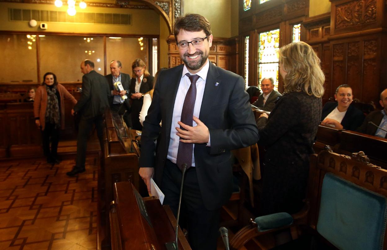 El consejero Enrique Fernández, en la Junta General. 