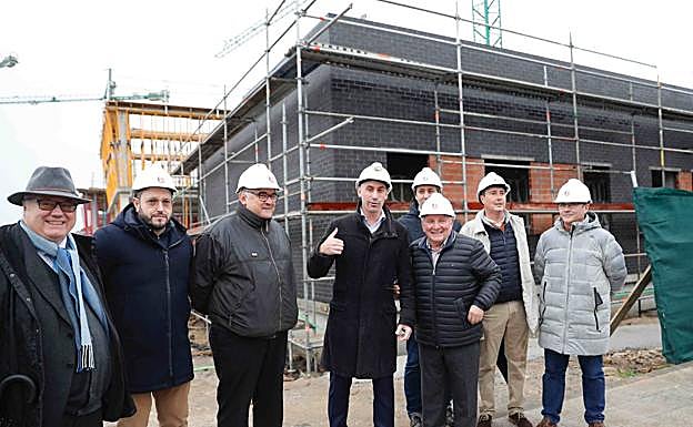 Imagen principal - Rubiales: «Faltan palabras para definir la calidad futbolística y humana que tiene Villa»