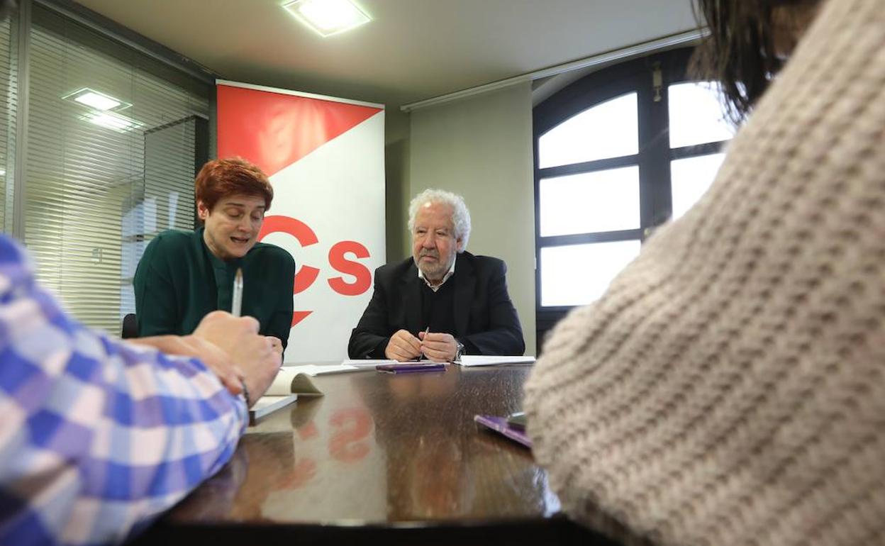 Carmen Pérez Soberón y Javier Vidal García explican las enmiendas del partido a los presupuestos