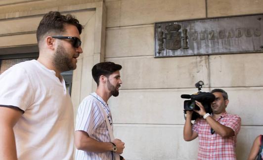 Dos de los miembros de la Manada fichan en el juzgado de Sevilla. 