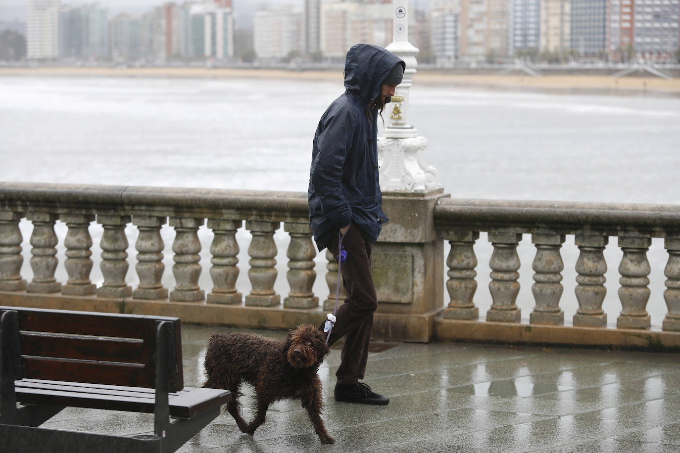 Fotos: El viento y las lluvias marcan el tiempo en Asturias