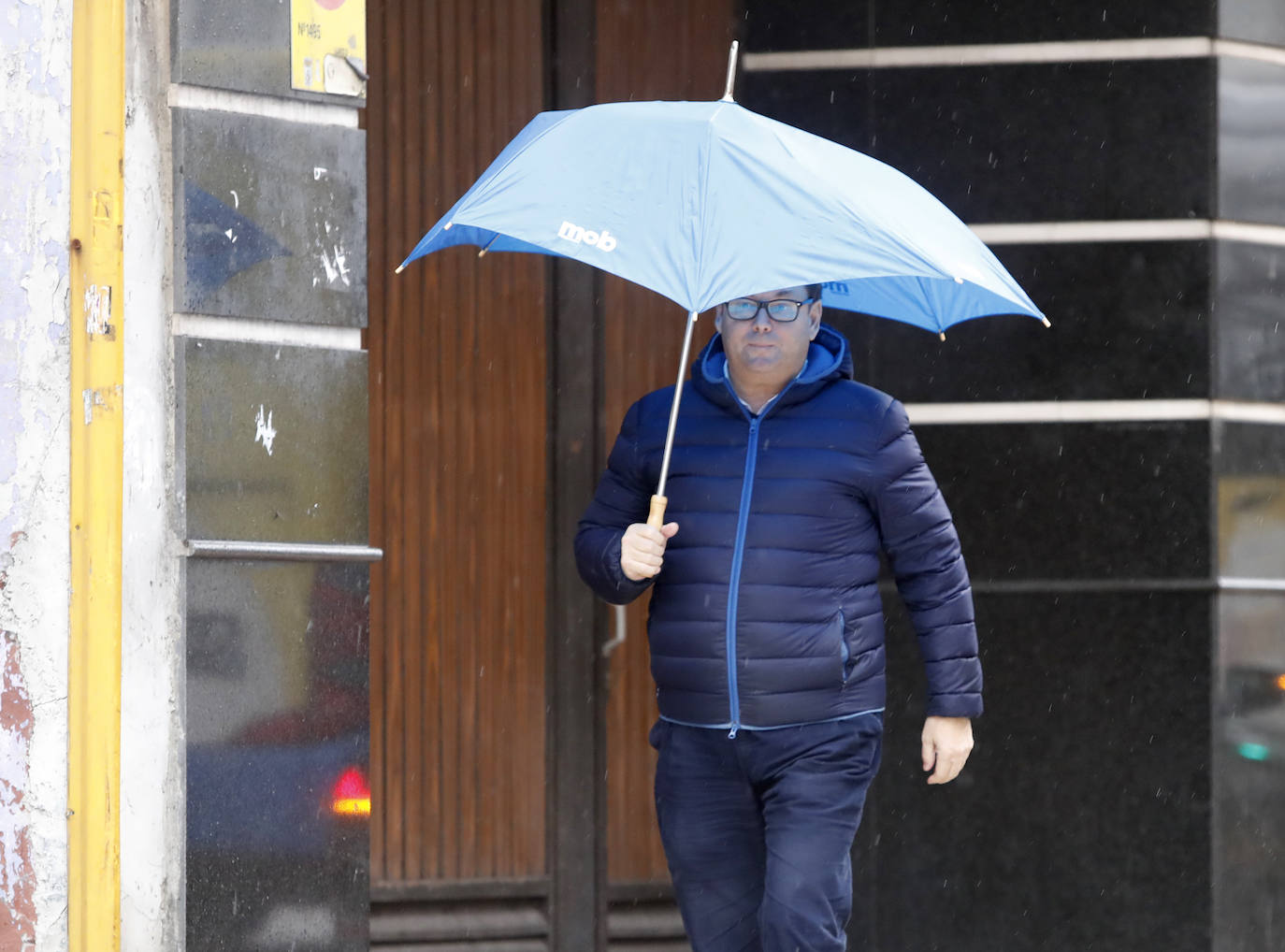 Fotos: El viento y las lluvias marcan el tiempo en Asturias