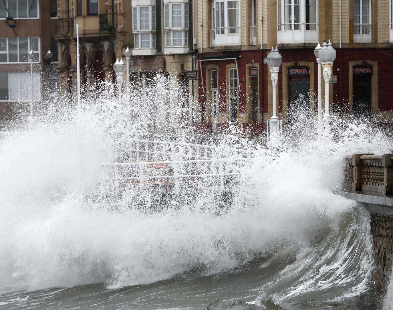 Fotos: El viento y las lluvias marcan el tiempo en Asturias