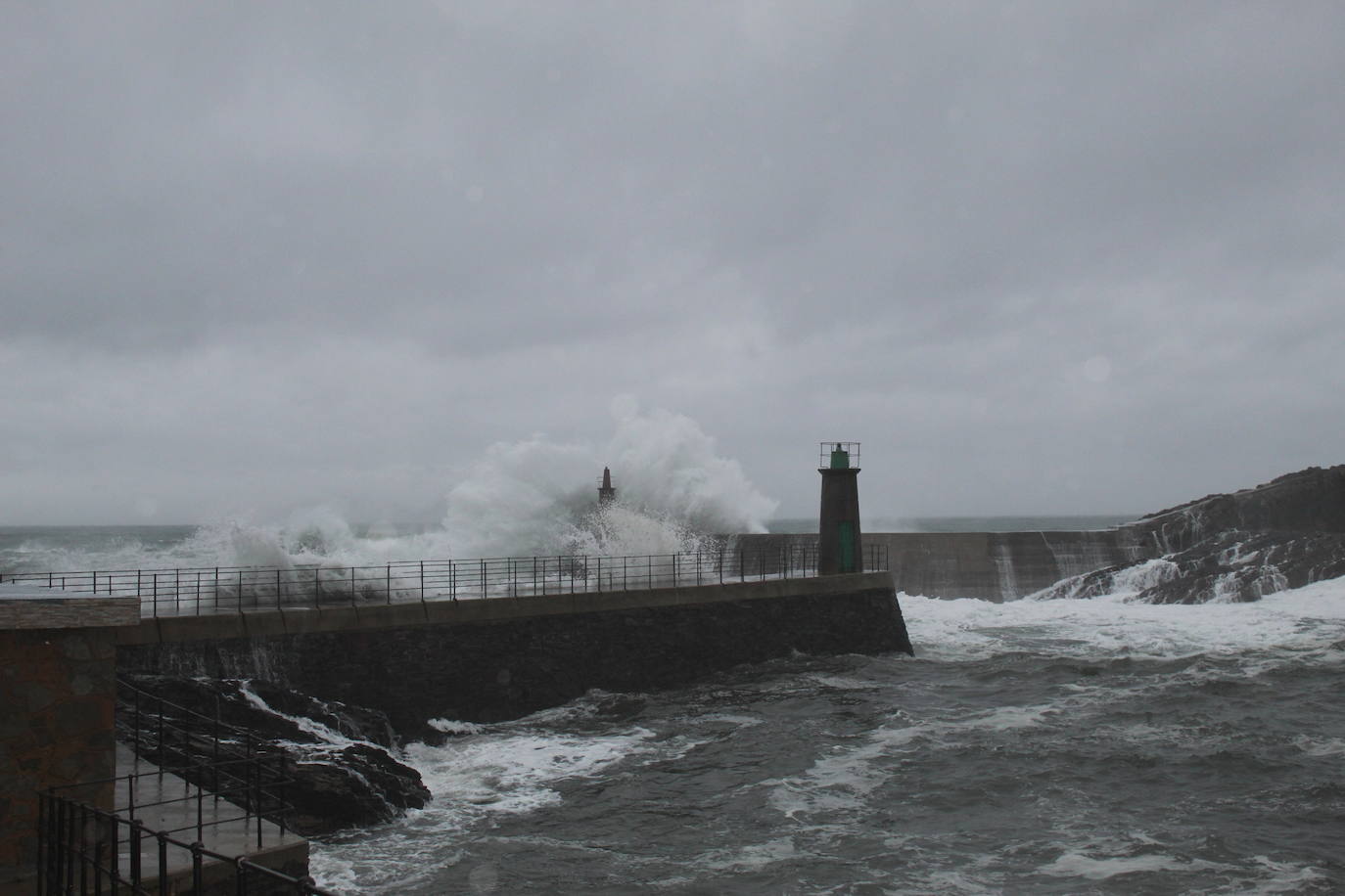 Fotos: El viento y las lluvias marcan el tiempo en Asturias