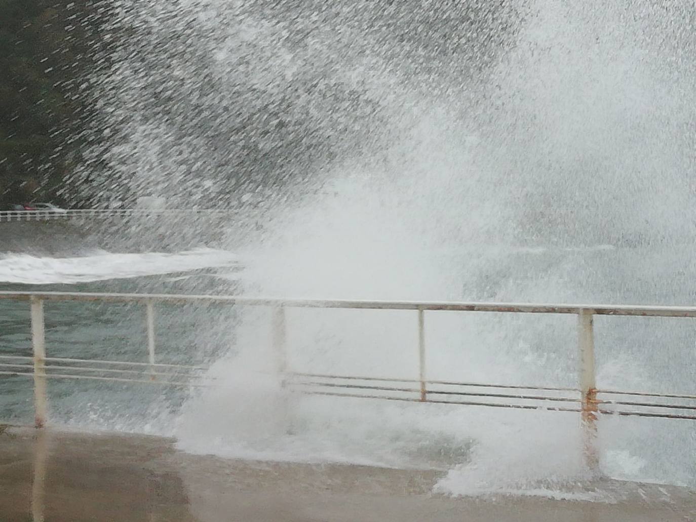 Fotos: El viento y las lluvias marcan el tiempo en Asturias