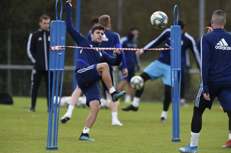 Los jugadores del Real Oviedo han entrenado este viernes para tratar de sumar tres puntos el próximo domingo contra el Cádiz en el Carlos Tartiere. 