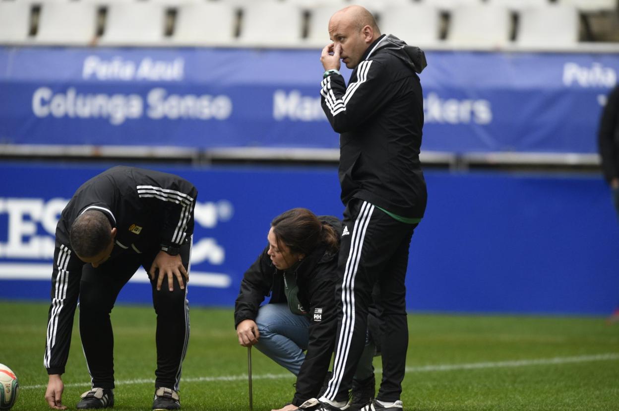 El cuerpo técnico y una de las responsables del césped. 