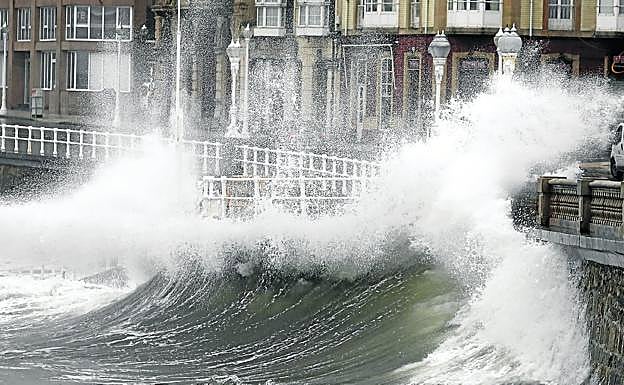 Las olas, golpeando este jueves El Muro de Gijón. 