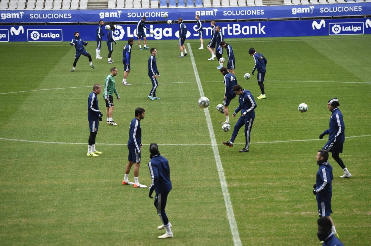 Los futbolistas del Real Oviedo, durante la sesión a puerta cerrada desarrollada en el Carlos Tartiere. 