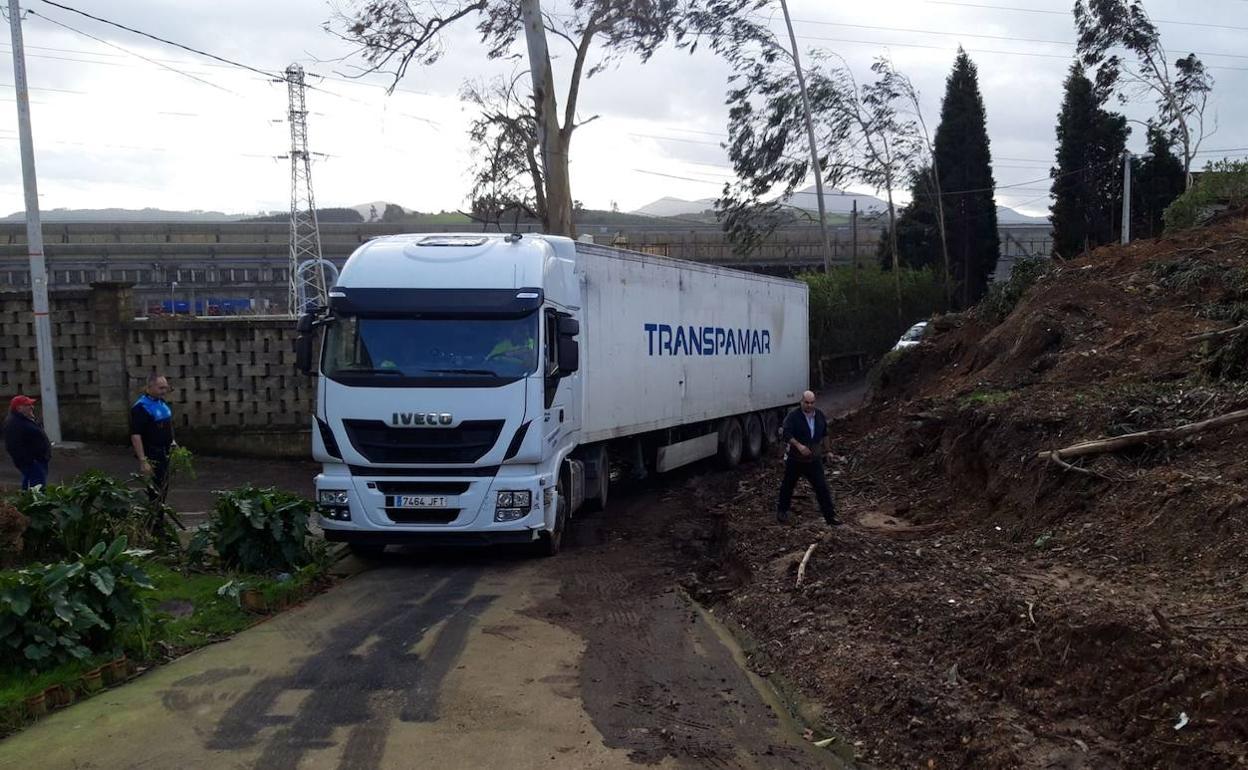 El camión, esta tarde bloqueado en Villanueva. 