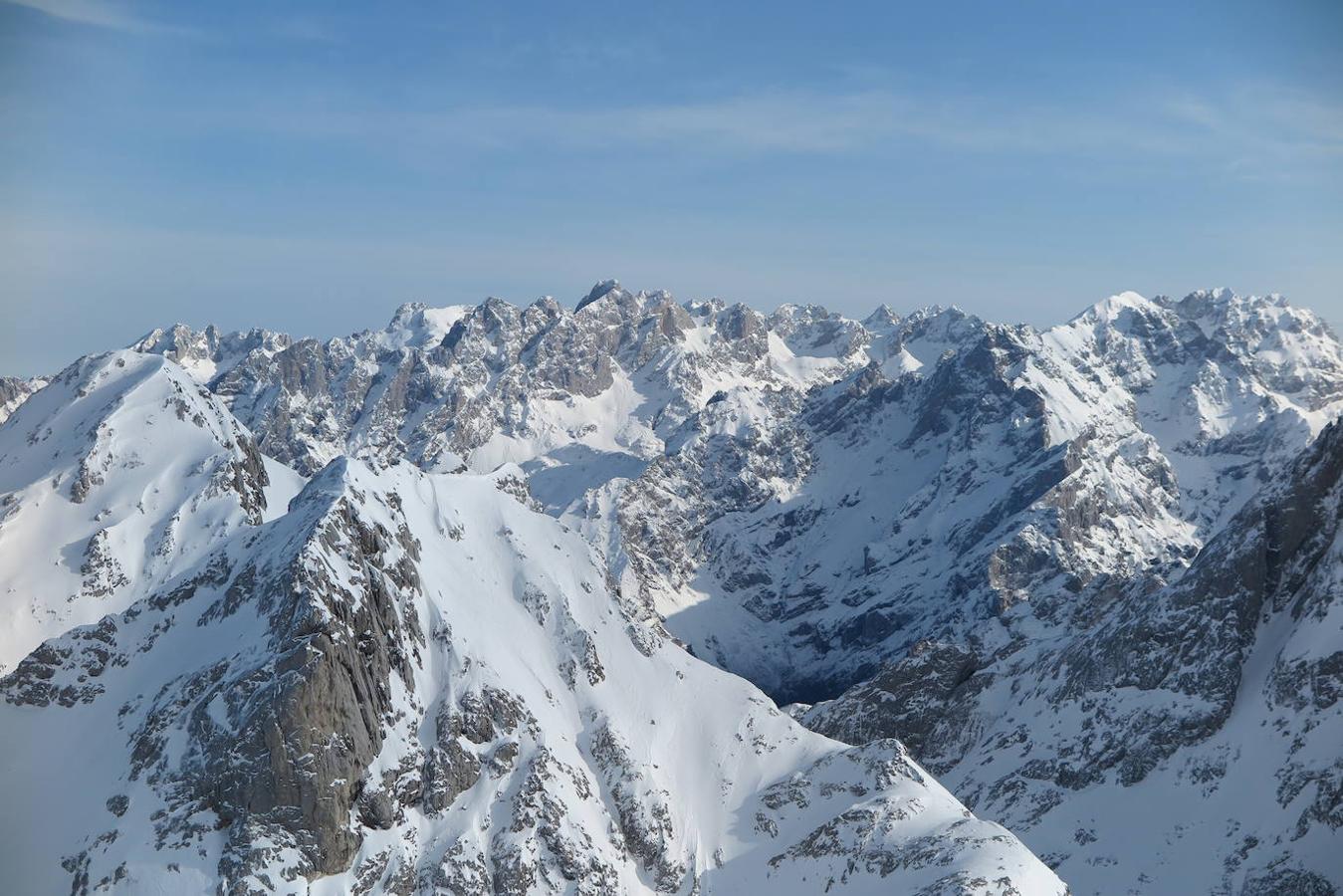 Fotos: Desafío de nieve y hielo en la montaña asturiana