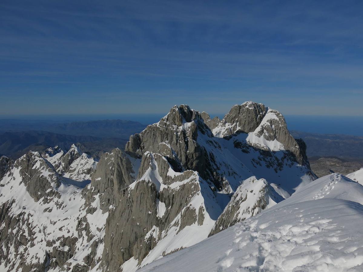 Fotos: Desafío de nieve y hielo en la montaña asturiana