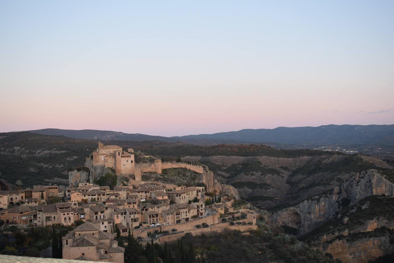 Alquezar se encuentra situado a orillas del río Vero, en el centro de la provincia de Huesca y en la comarca del Somontano de Barbastro. La belleza de su paisaje ha sido una de las principales razones por las que esta villa medieval fue declarada en 1990, Parque Natural de la Sierra y los Cañones de Guara. Hoy en día, este municipio se ha convertido en uno de los destinos turísticos más concurridos de la Sierra de Guara y no solo por el gran legado cultural y artístico que esconde, sino también por la gran cantidad de rutas, barrancos perfectos para los deportes de aventura y paredes perfectas para la práctica de la escalada que este paisaje integra. Un lugar que en otoño se vuelve aún más mágico y del que podrás disfrutar en estas fotografías. 