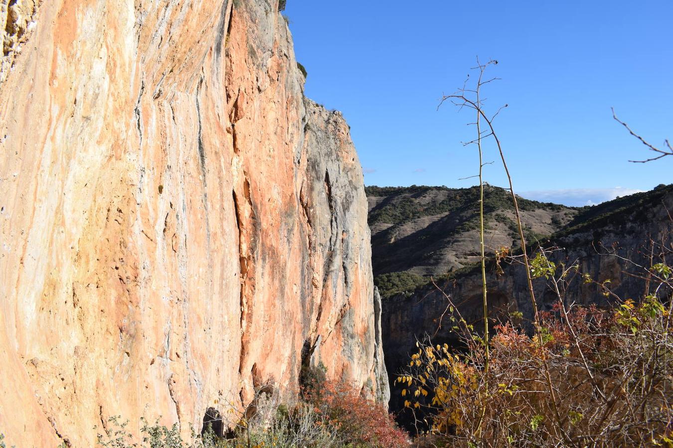 Alquezar se encuentra situado a orillas del río Vero, en el centro de la provincia de Huesca y en la comarca del Somontano de Barbastro. La belleza de su paisaje ha sido una de las principales razones por las que esta villa medieval fue declarada en 1990, Parque Natural de la Sierra y los Cañones de Guara. Hoy en día, este municipio se ha convertido en uno de los destinos turísticos más concurridos de la Sierra de Guara y no solo por el gran legado cultural y artístico que esconde, sino también por la gran cantidad de rutas, barrancos perfectos para los deportes de aventura y paredes perfectas para la práctica de la escalada que este paisaje integra. Un lugar que en otoño se vuelve aún más mágico y del que podrás disfrutar en estas fotografías. 