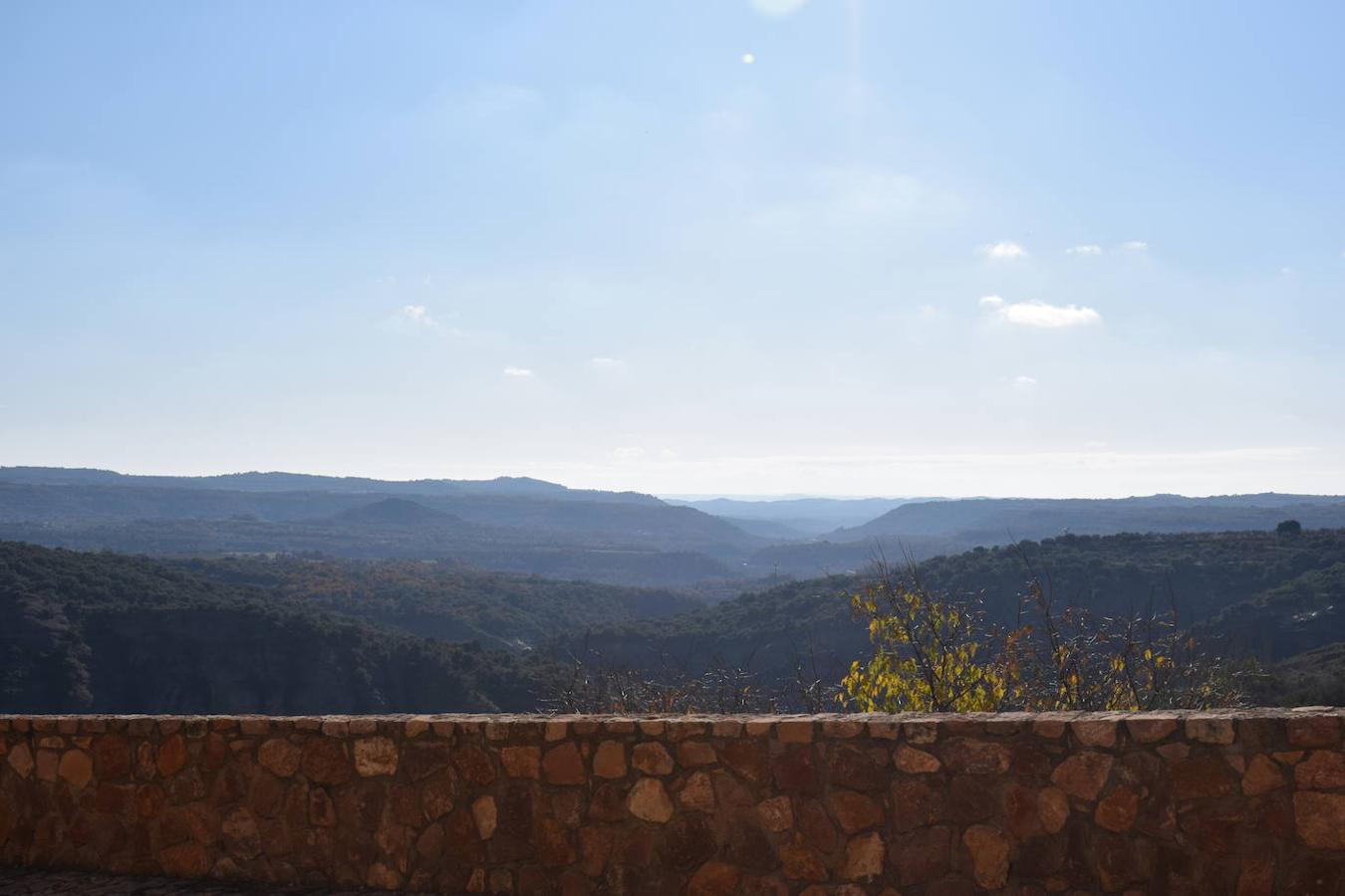 Alquezar se encuentra situado a orillas del río Vero, en el centro de la provincia de Huesca y en la comarca del Somontano de Barbastro. La belleza de su paisaje ha sido una de las principales razones por las que esta villa medieval fue declarada en 1990, Parque Natural de la Sierra y los Cañones de Guara. Hoy en día, este municipio se ha convertido en uno de los destinos turísticos más concurridos de la Sierra de Guara y no solo por el gran legado cultural y artístico que esconde, sino también por la gran cantidad de rutas, barrancos perfectos para los deportes de aventura y paredes perfectas para la práctica de la escalada que este paisaje integra. Un lugar que en otoño se vuelve aún más mágico y del que podrás disfrutar en estas fotografías. 