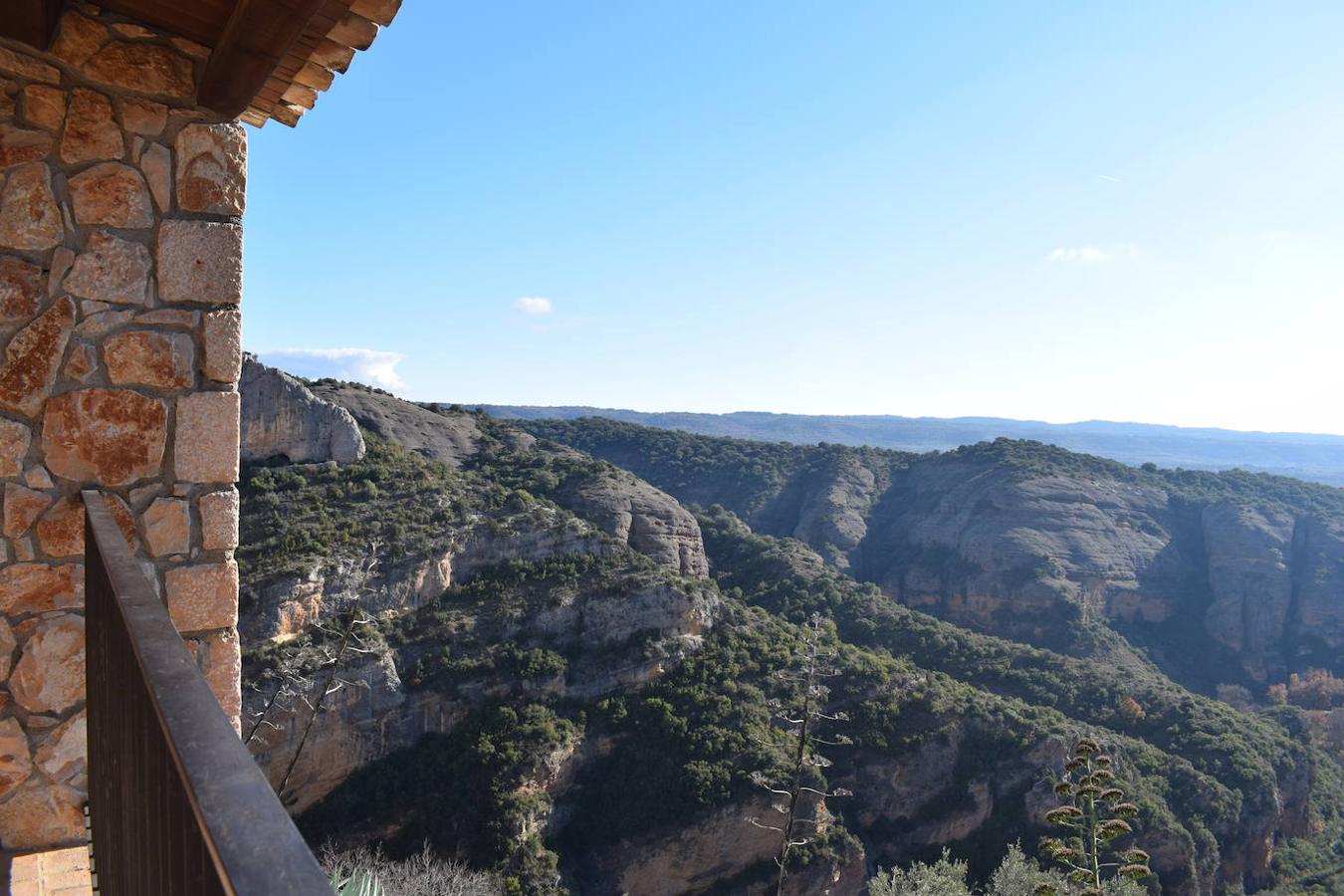 Alquezar se encuentra situado a orillas del río Vero, en el centro de la provincia de Huesca y en la comarca del Somontano de Barbastro. La belleza de su paisaje ha sido una de las principales razones por las que esta villa medieval fue declarada en 1990, Parque Natural de la Sierra y los Cañones de Guara. Hoy en día, este municipio se ha convertido en uno de los destinos turísticos más concurridos de la Sierra de Guara y no solo por el gran legado cultural y artístico que esconde, sino también por la gran cantidad de rutas, barrancos perfectos para los deportes de aventura y paredes perfectas para la práctica de la escalada que este paisaje integra. Un lugar que en otoño se vuelve aún más mágico y del que podrás disfrutar en estas fotografías. 