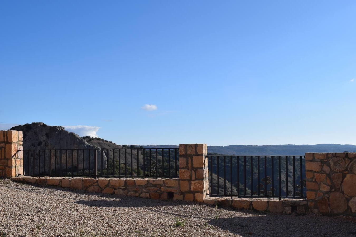 Alquezar se encuentra situado a orillas del río Vero, en el centro de la provincia de Huesca y en la comarca del Somontano de Barbastro. La belleza de su paisaje ha sido una de las principales razones por las que esta villa medieval fue declarada en 1990, Parque Natural de la Sierra y los Cañones de Guara. Hoy en día, este municipio se ha convertido en uno de los destinos turísticos más concurridos de la Sierra de Guara y no solo por el gran legado cultural y artístico que esconde, sino también por la gran cantidad de rutas, barrancos perfectos para los deportes de aventura y paredes perfectas para la práctica de la escalada que este paisaje integra. Un lugar que en otoño se vuelve aún más mágico y del que podrás disfrutar en estas fotografías. 