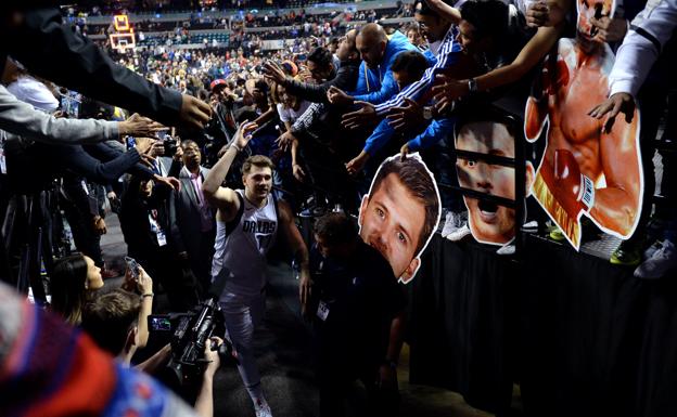 Luka Doncic saluda a los aficionados de Ciudad de México en el partido ante Detroit