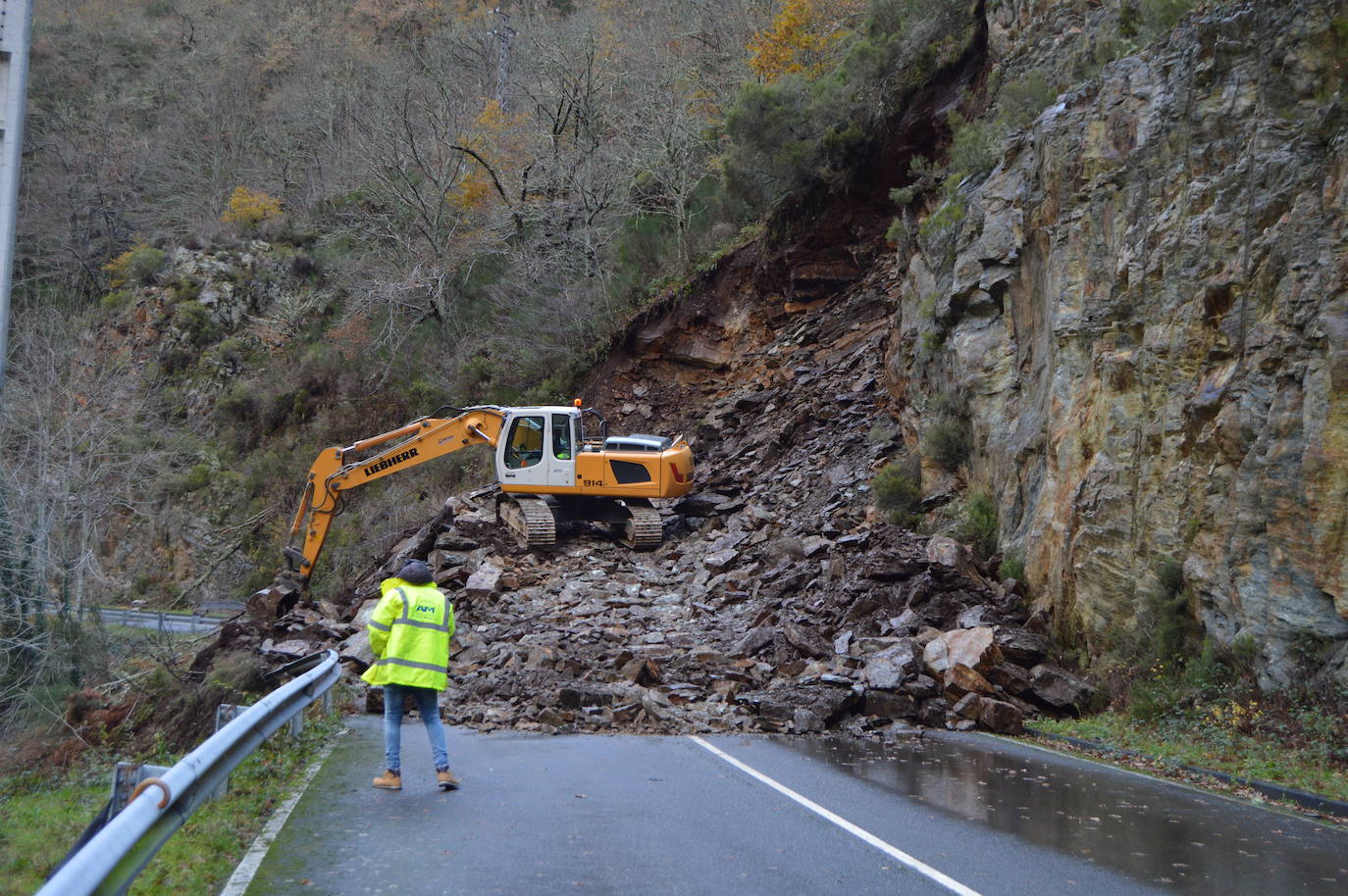 La jornada de lluvia, viento y fenómenos costeros en la región ha tenido este viernes su principal reflejo en las carreteras del Suroccidente, con varios desprendimientos. La costa asturiana mantiene la alerta naranja por oleaje.