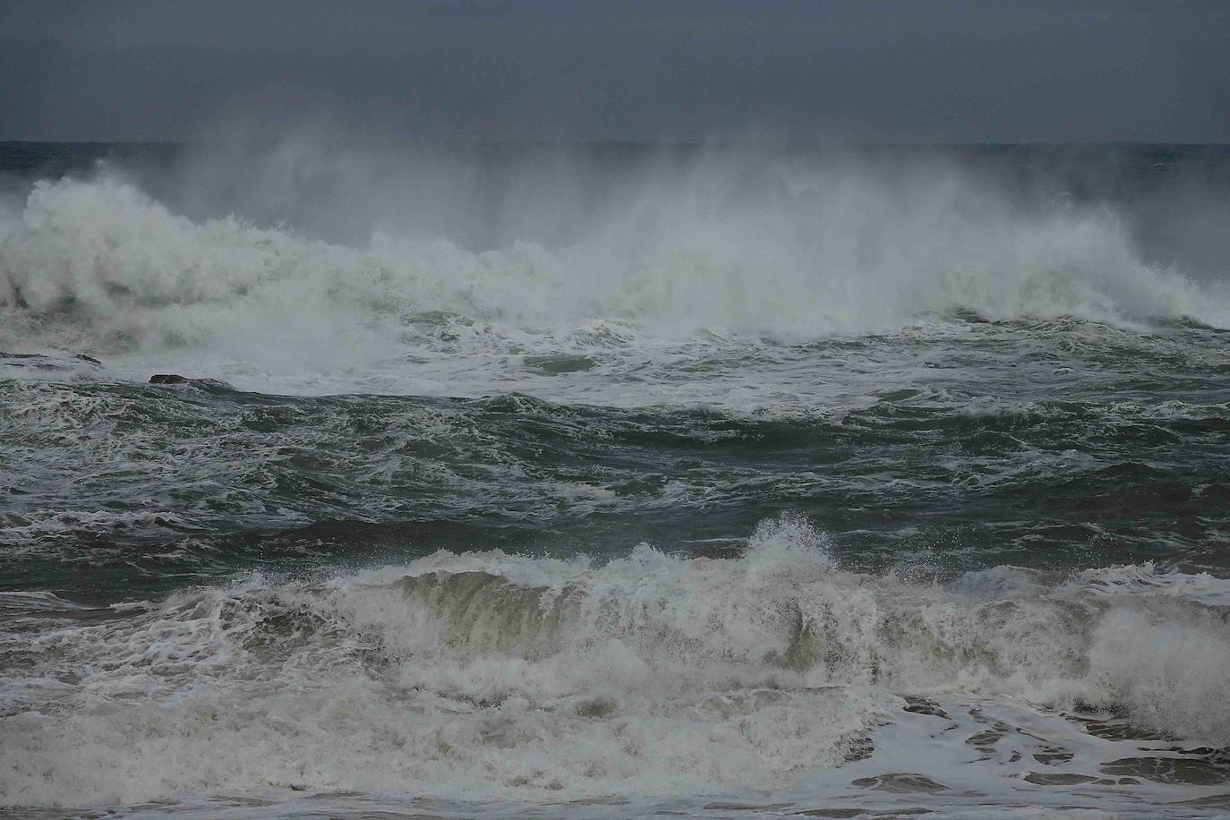 La jornada de lluvia, viento y fenómenos costeros en la región ha tenido este viernes su principal reflejo en las carreteras del Suroccidente, con varios desprendimientos. La costa asturiana mantiene la alerta naranja por oleaje.