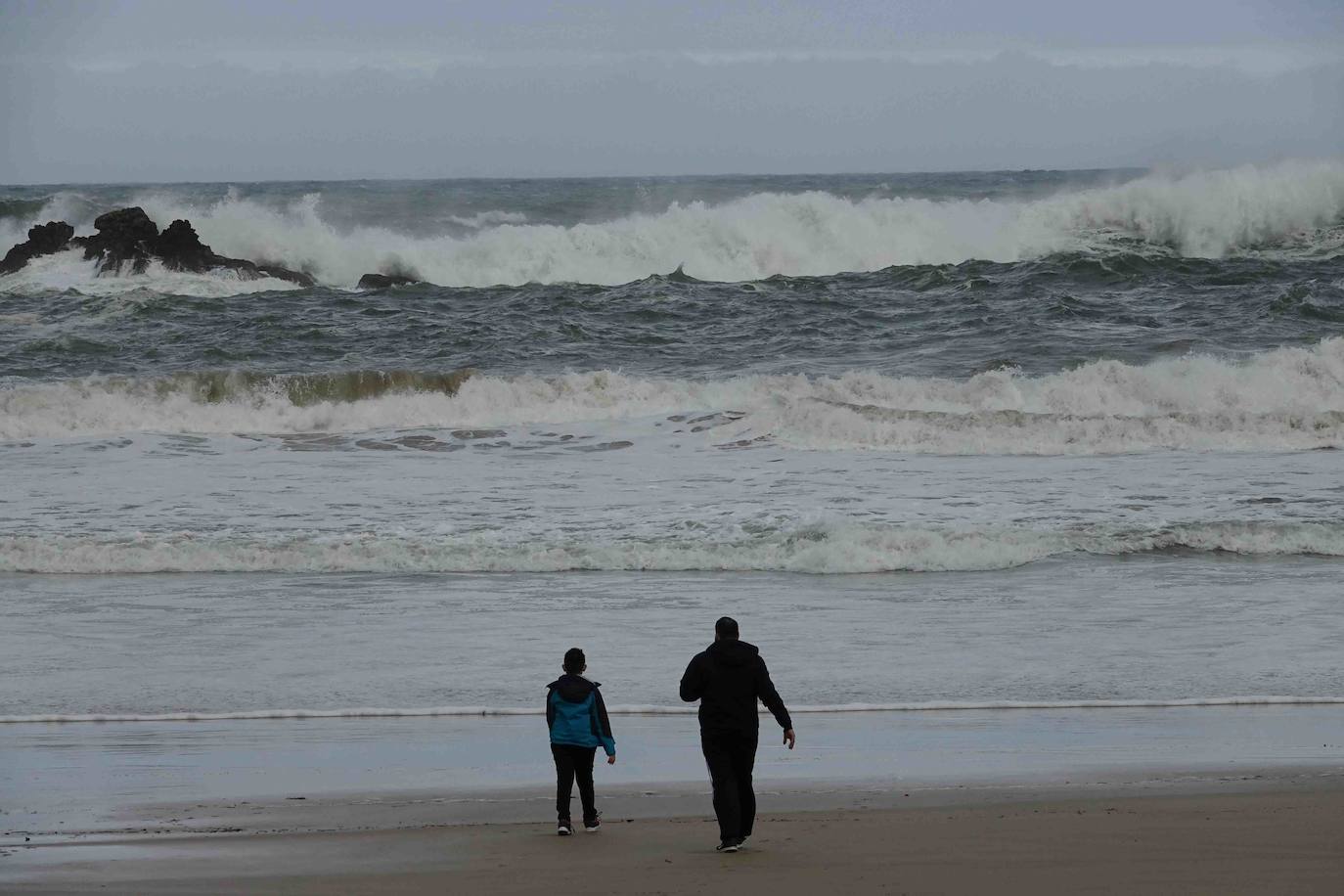 La jornada de lluvia, viento y fenómenos costeros en la región ha tenido este viernes su principal reflejo en las carreteras del Suroccidente, con varios desprendimientos. La costa asturiana mantiene la alerta naranja por oleaje.