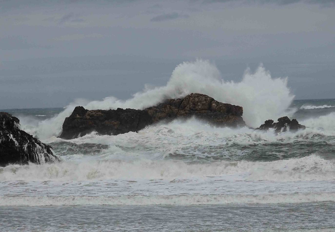 La jornada de lluvia, viento y fenómenos costeros en la región ha tenido este viernes su principal reflejo en las carreteras del Suroccidente, con varios desprendimientos. La costa asturiana mantiene la alerta naranja por oleaje.