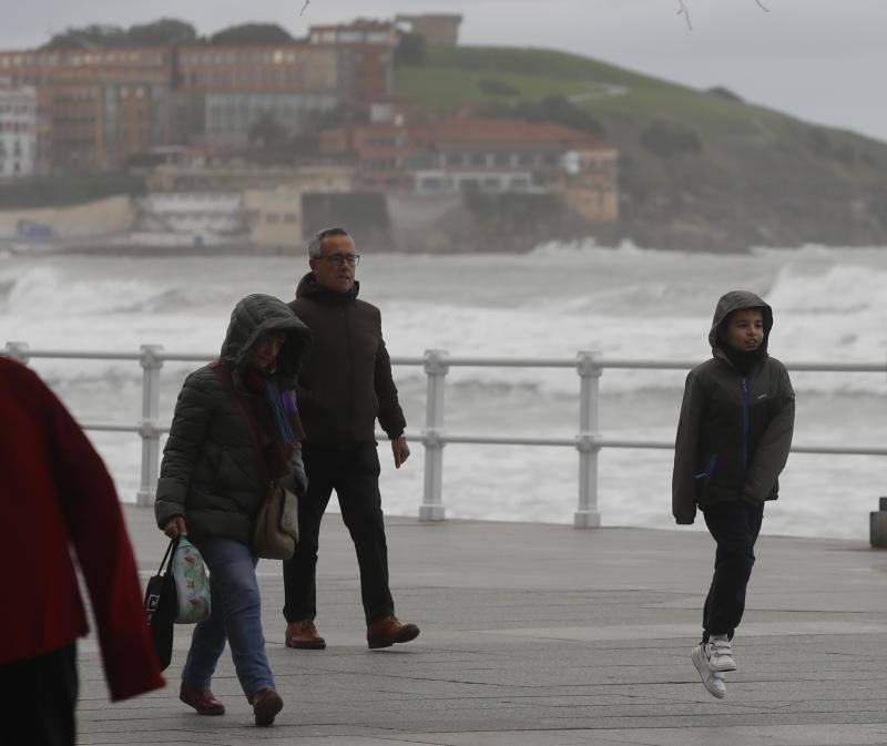 La jornada de lluvia, viento y fenómenos costeros en la región ha tenido este viernes su principal reflejo en las carreteras del Suroccidente, con varios desprendimientos. La costa asturiana mantiene la alerta naranja por oleaje.