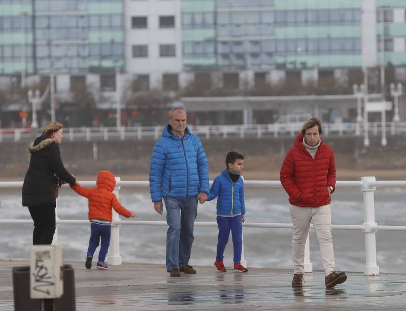 La jornada de lluvia, viento y fenómenos costeros en la región ha tenido este viernes su principal reflejo en las carreteras del Suroccidente, con varios desprendimientos. La costa asturiana mantiene la alerta naranja por oleaje.