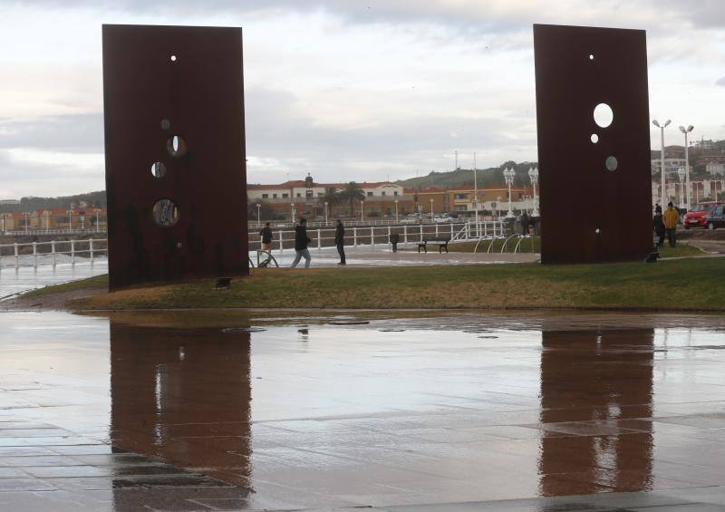 La jornada de lluvia, viento y fenómenos costeros en la región ha tenido este viernes su principal reflejo en las carreteras del Suroccidente, con varios desprendimientos. La costa asturiana mantiene la alerta naranja por oleaje.