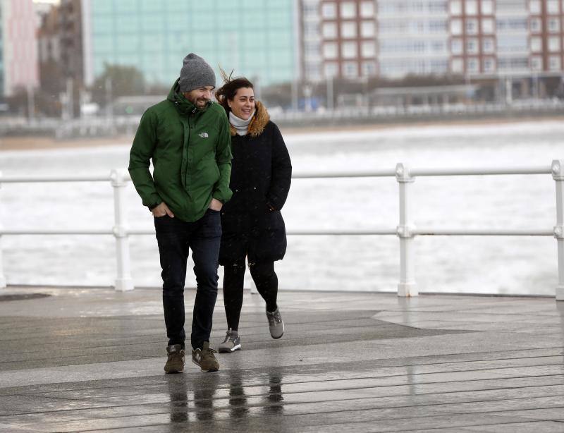 La jornada de lluvia, viento y fenómenos costeros en la región ha tenido este viernes su principal reflejo en las carreteras del Suroccidente, con varios desprendimientos. La costa asturiana mantiene la alerta naranja por oleaje.